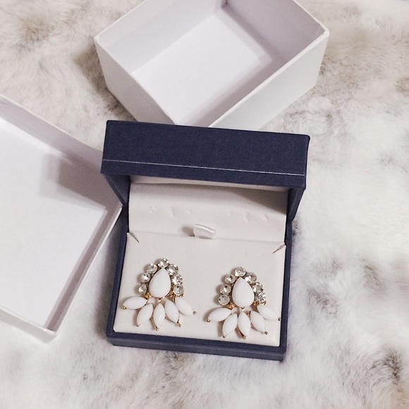 NEW: Stylish Chic Handcrafted, White Acrylic Floral Gemstones Gold Post Earring - Picture 3 of 10